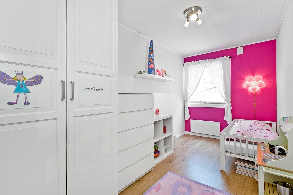 Soverom med skapplass. Galleribilde