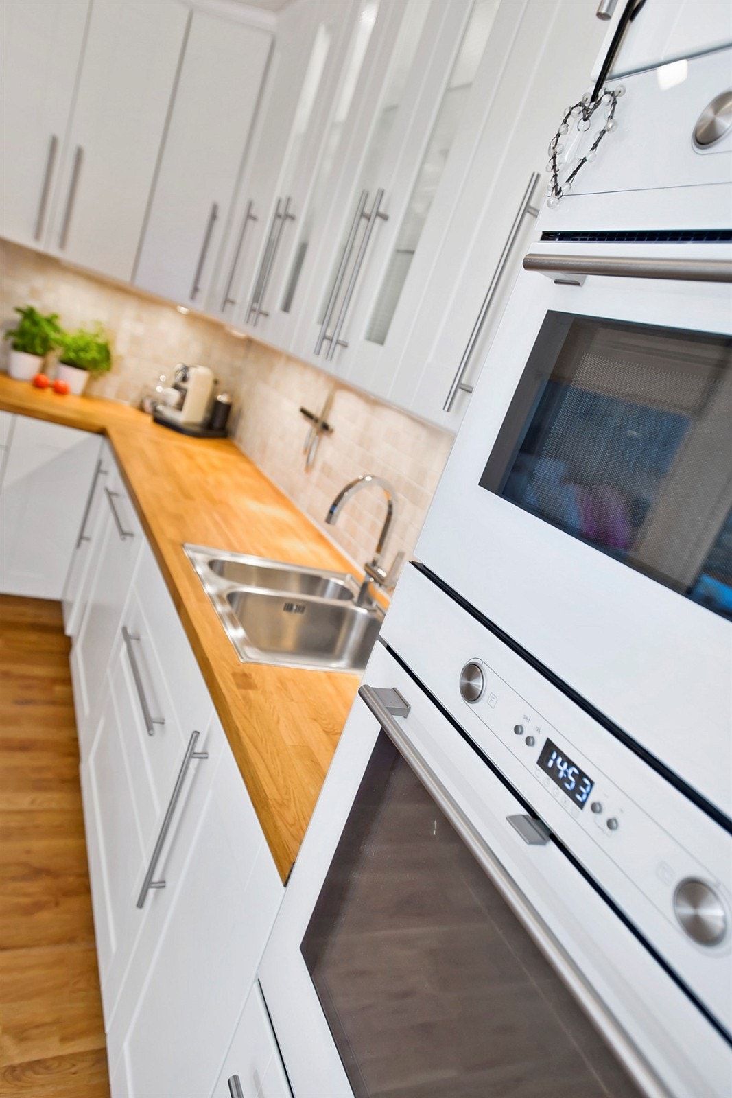 Kjøkkenet har integrert komfyr, mikrobølgeovn, oppvaskmaskin og indukjsonstopp. Galleribilde