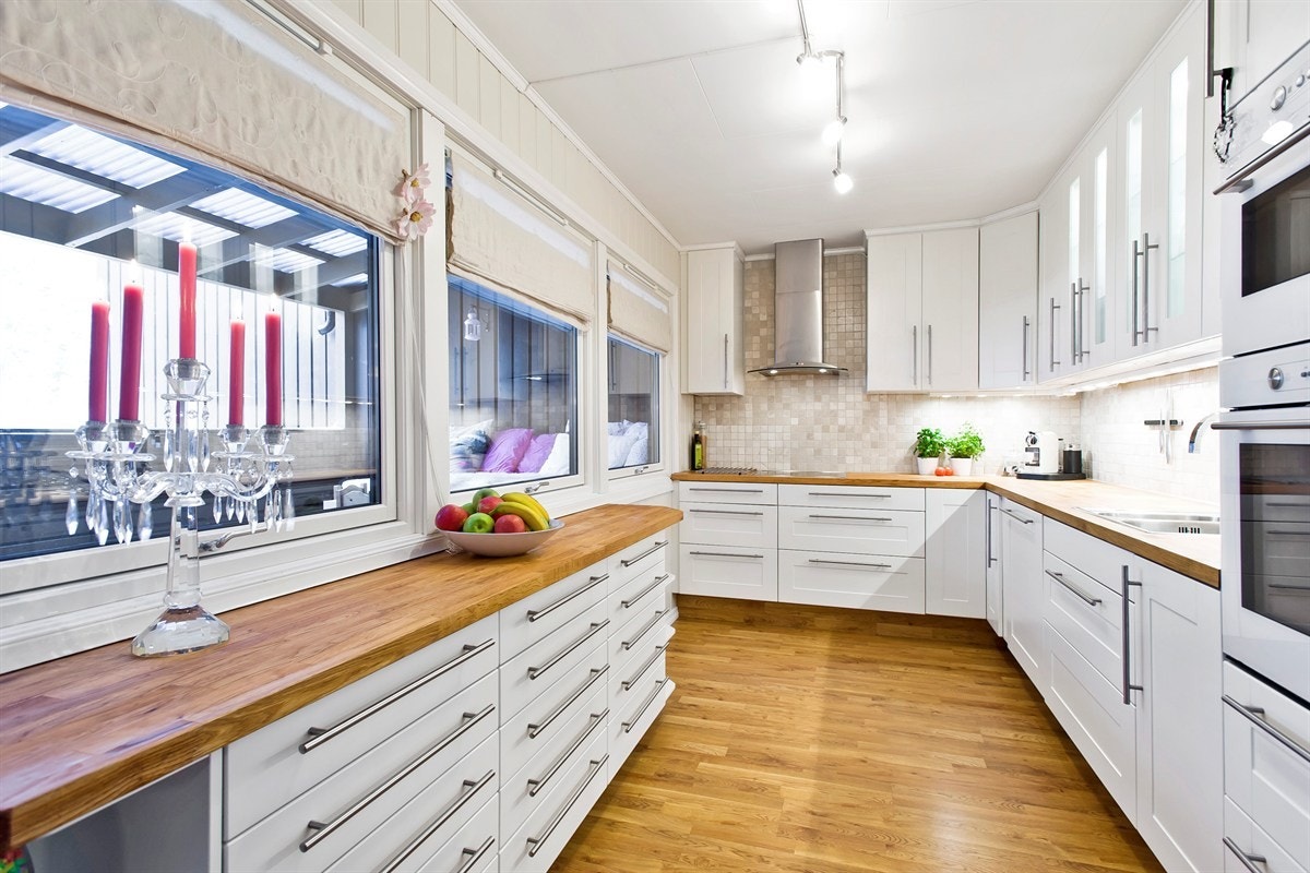 Lekkert kjøkken fra 2009 med store vindusflater som gir god atmosfære og gode arbeidsforhold. Galleribilde