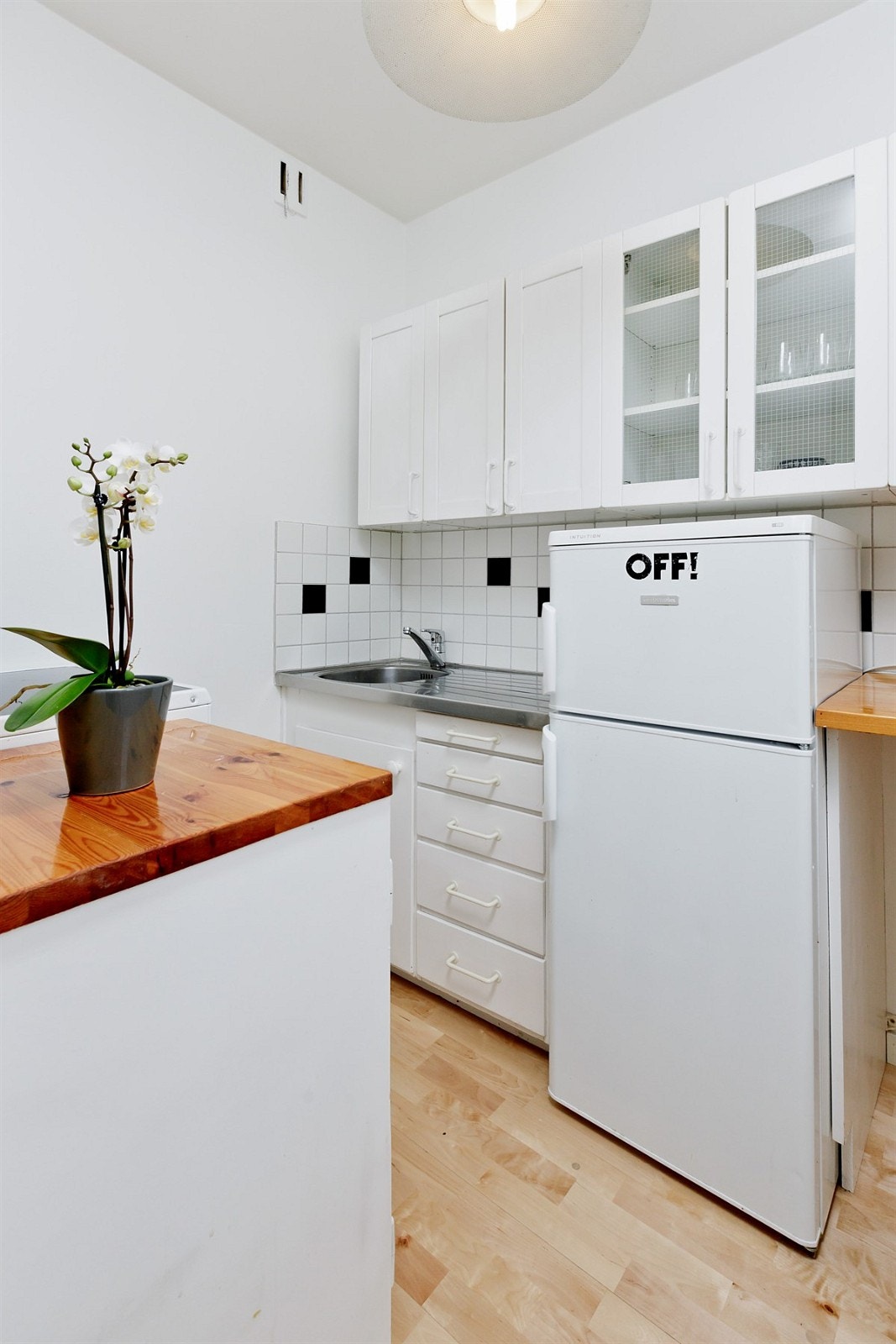 Innholdsrikt kjøkken med mefølgende hvitevarer! Galleribilde