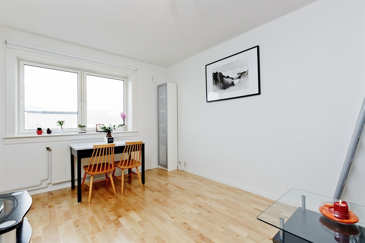 Stuen er romslig med store vindusflater og mye lys Galleribilde