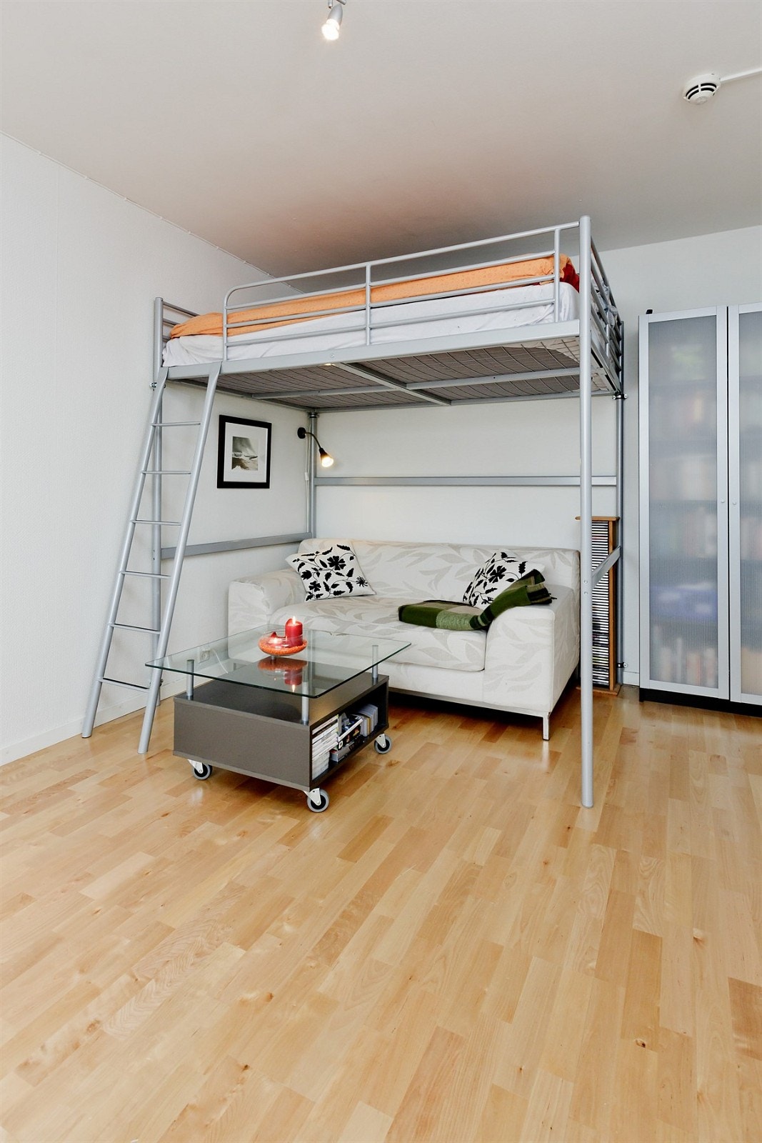 Seng med plass til sofa under - Kan medfølge! Galleribilde