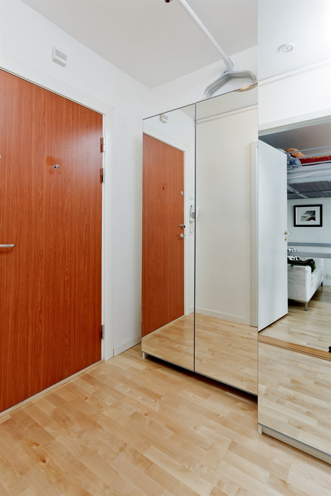 God garderobeplass i entrèen. Galleribilde