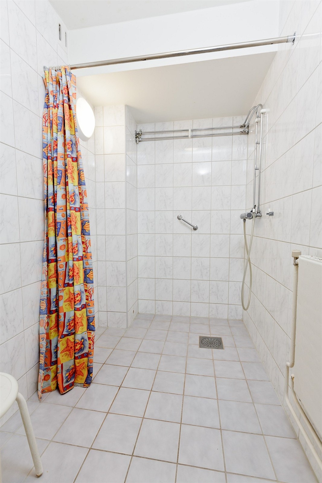 Det er 2 felles bad i samme oppgang for beboerne. Galleribilde