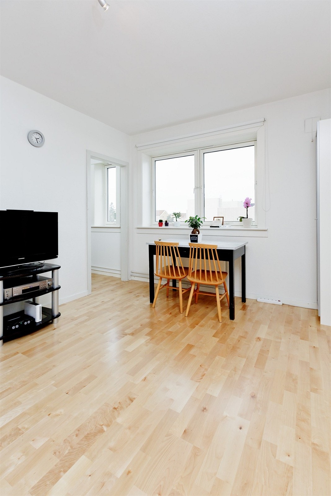 Fin plass til spisebord ved vinduet. Galleribilde