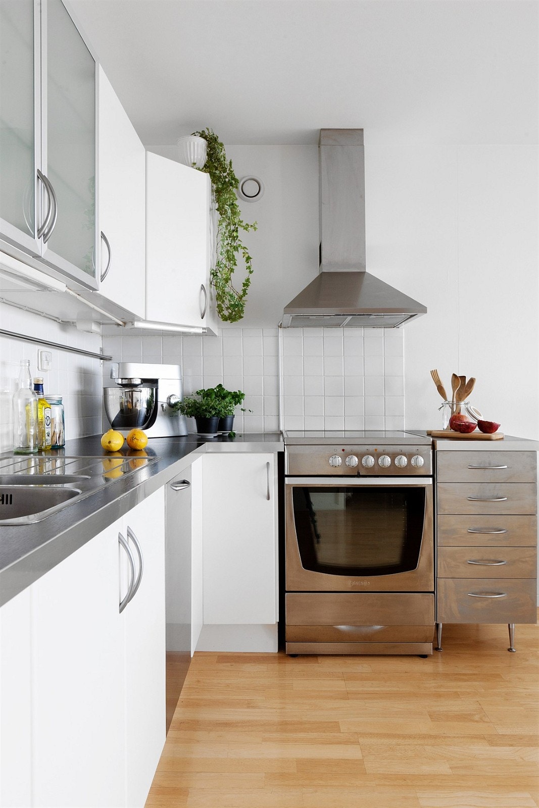 Frittstående komfyr med tidsriktig kjøkkenvifte Galleribilde