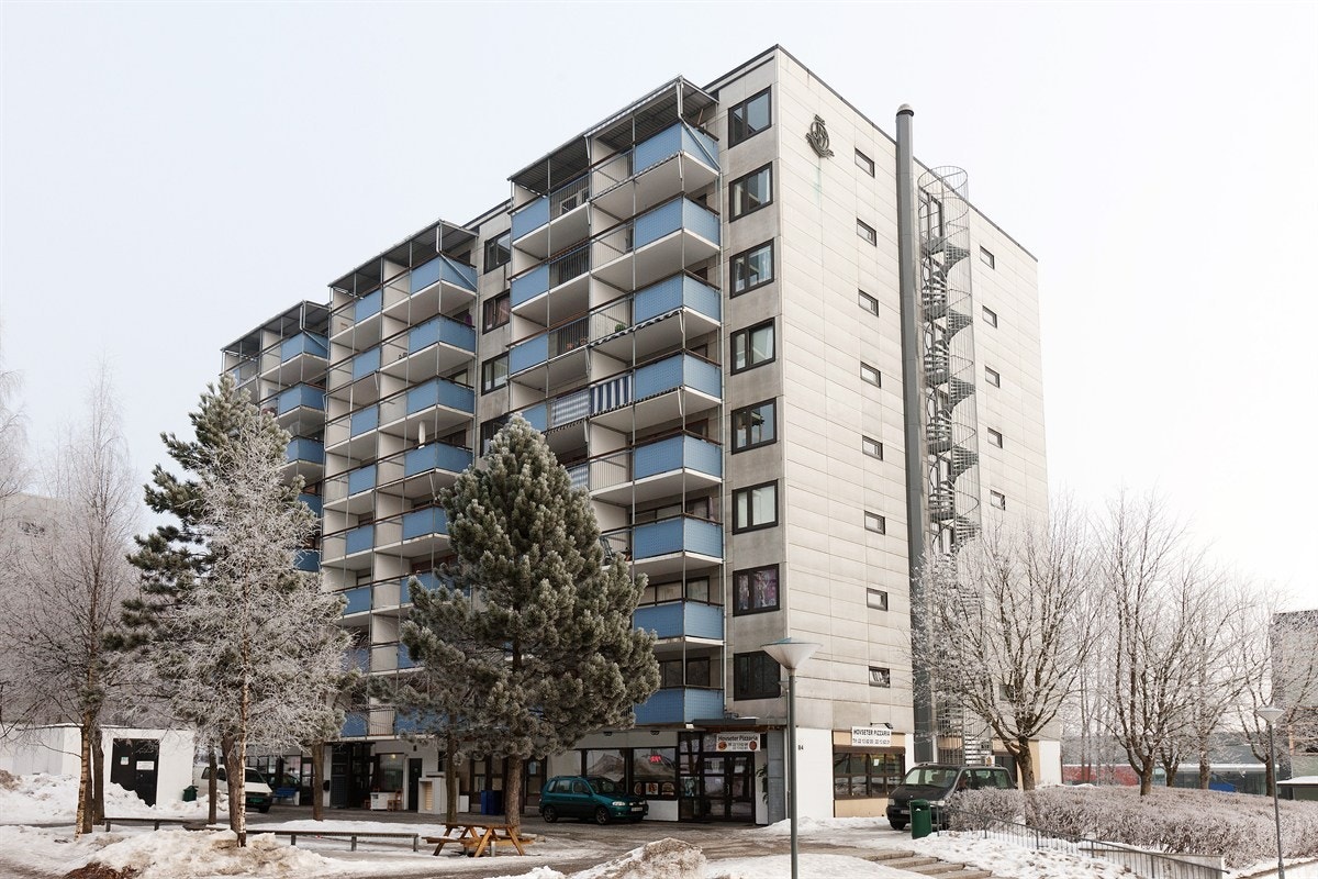 Nr. 84 sett fra torget med matbutikker m.m. Galleribilde