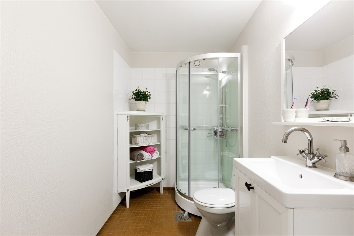 Badet slik det frestår i dag med nytt dusjkabinett Galleribilde