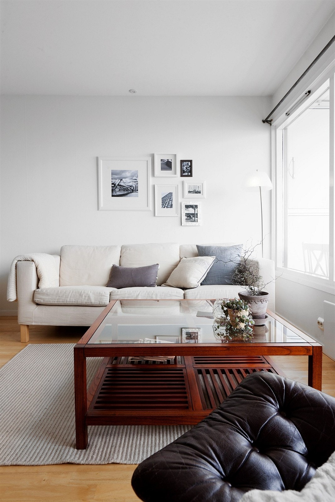 Det er god plass til en hyggelig sofa møblering Galleribilde