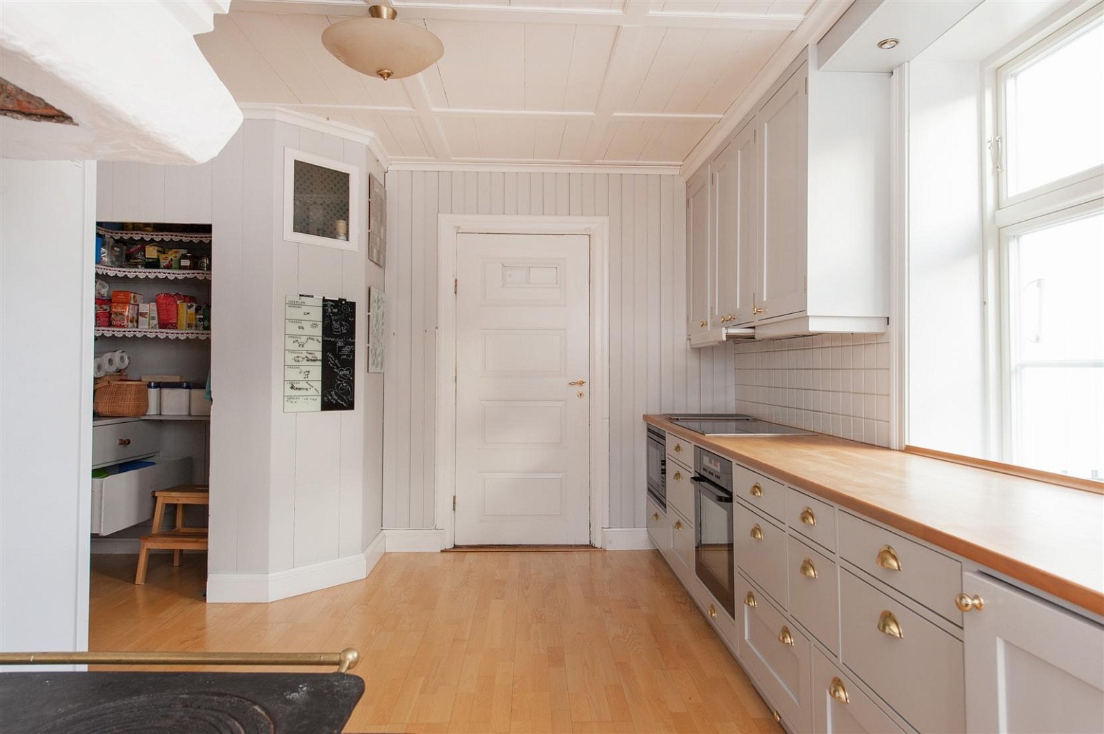 Stort flott kjøkken med innredning fra Solfjell. Flott spiseplass. Vannbåren varme i gulvet. Galleribilde