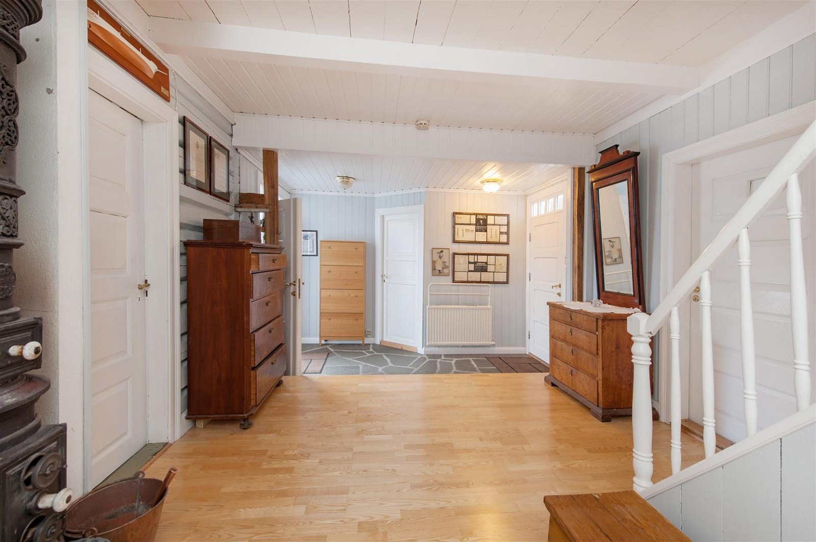 Stor flott entre med skifergulv og gammel etg.ovn og vannbåren varme i gulvet. Galleribilde