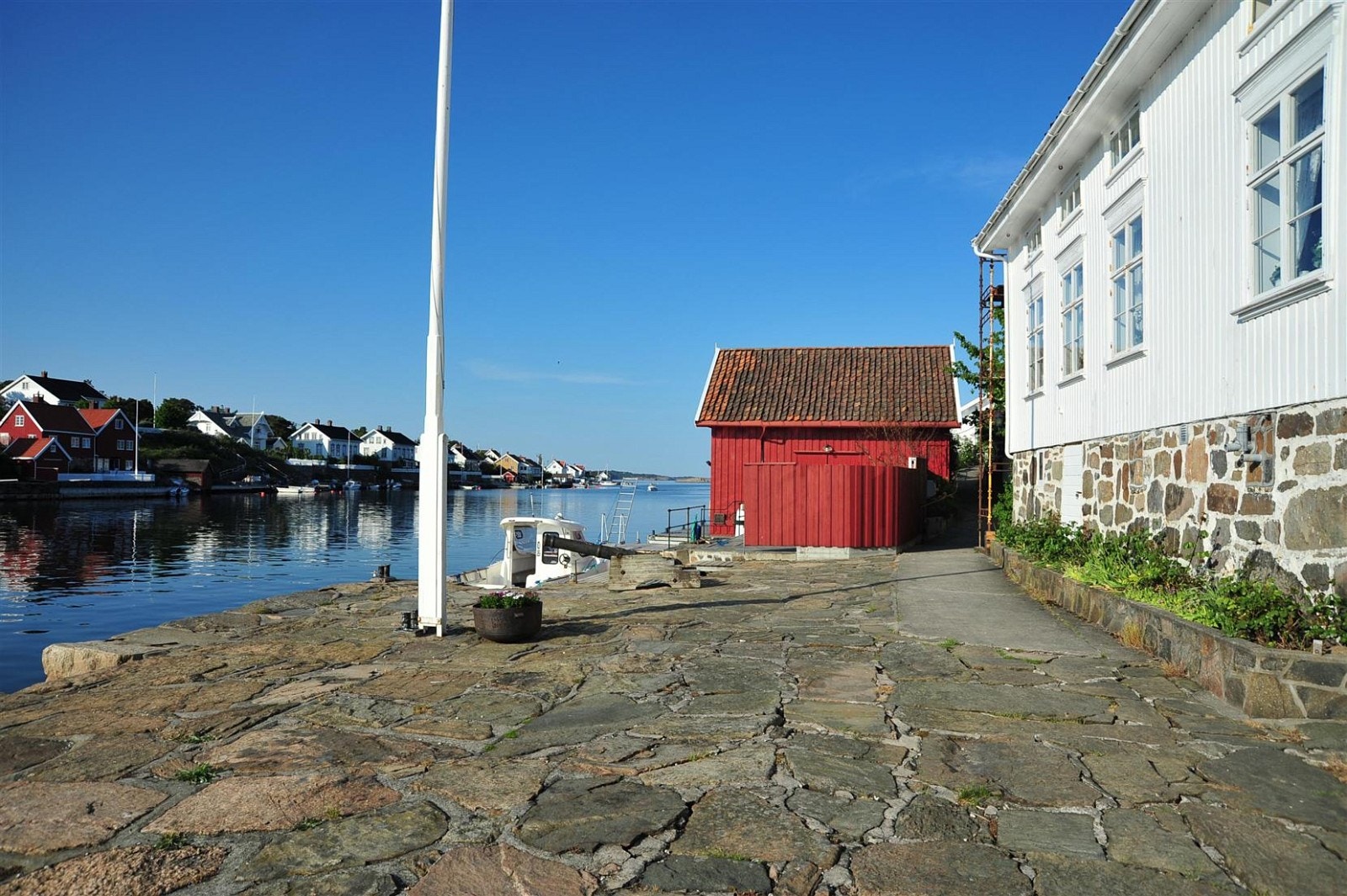 Lyngørsundet er kjent for et dramatisk sjøslag under Napoleonskrigen; slaget ved Lyngør i 1812, hvor en britisk marinestyrke senket den dansk-norske fregatten “Najaden”. Dette slaget minnes hver olsok med et “putteslag”. Galleribilde