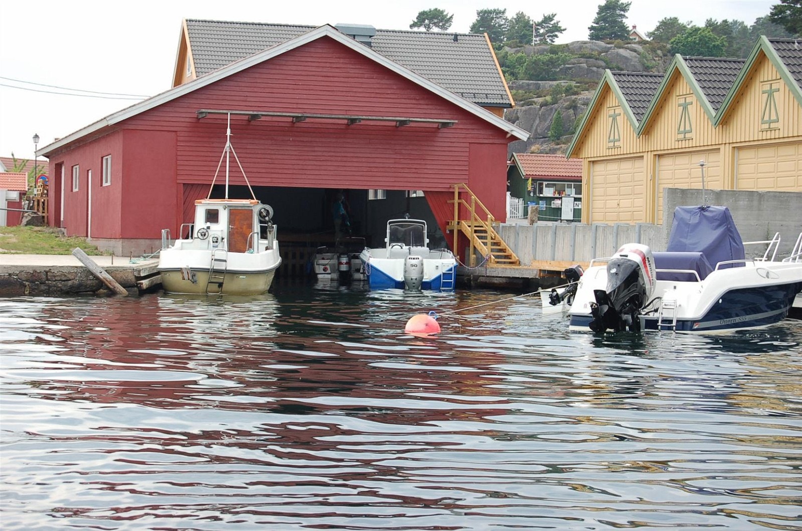 Bryggeanlegg, båthus og garasje på Gjeving. Galleribilde