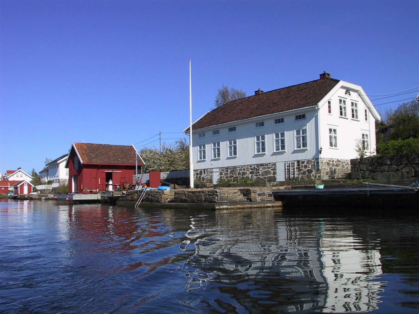 Eiendommen ligger meget flott til ved Lyngørsundet. Galleribilde