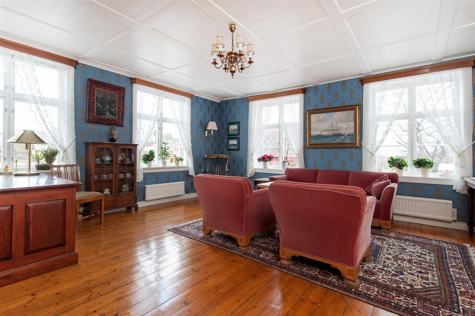 Fra stua er det flott utsikt til Lyngørsundet Galleribilde