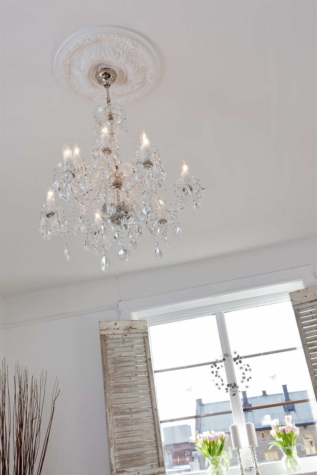 Rosett i himling med strømuttak - merk at lysekrone som er avbildet ikke vil følge boligen Galleribilde