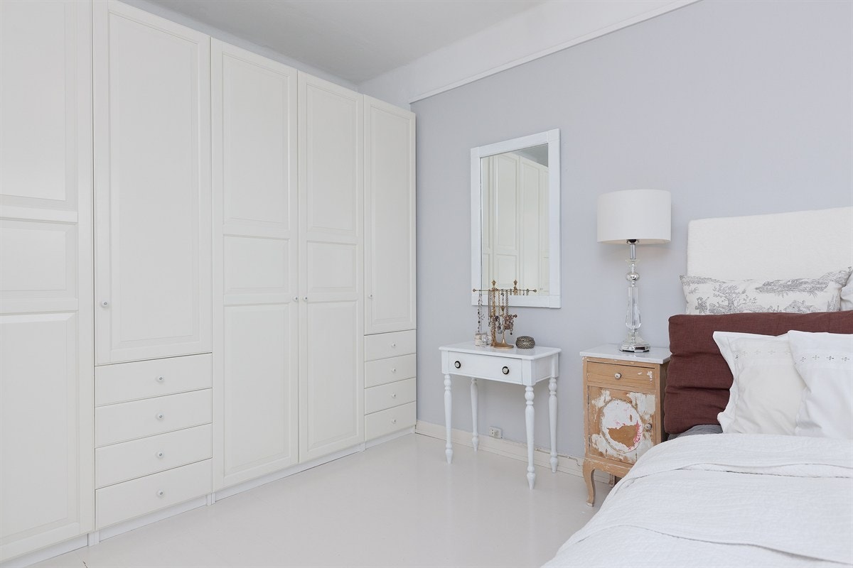 Soverom 1 - rikelig garderobeplass Galleribilde