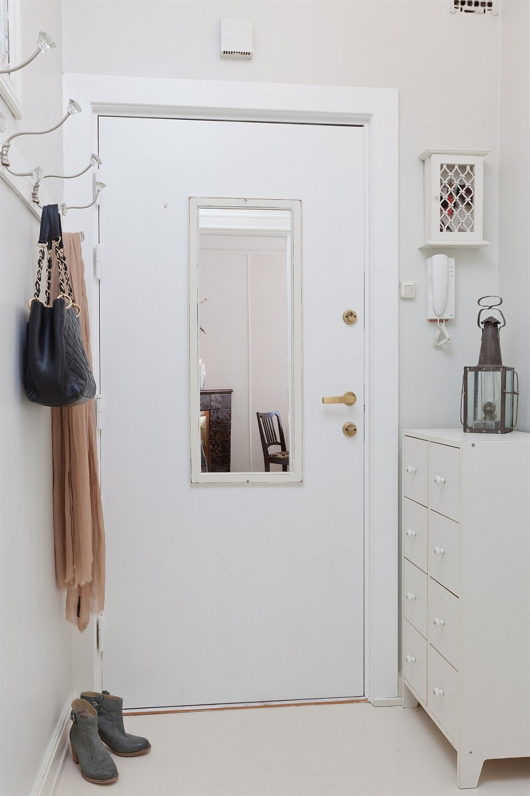 Entre/gang med god plass til yttertøy og sko Galleribilde