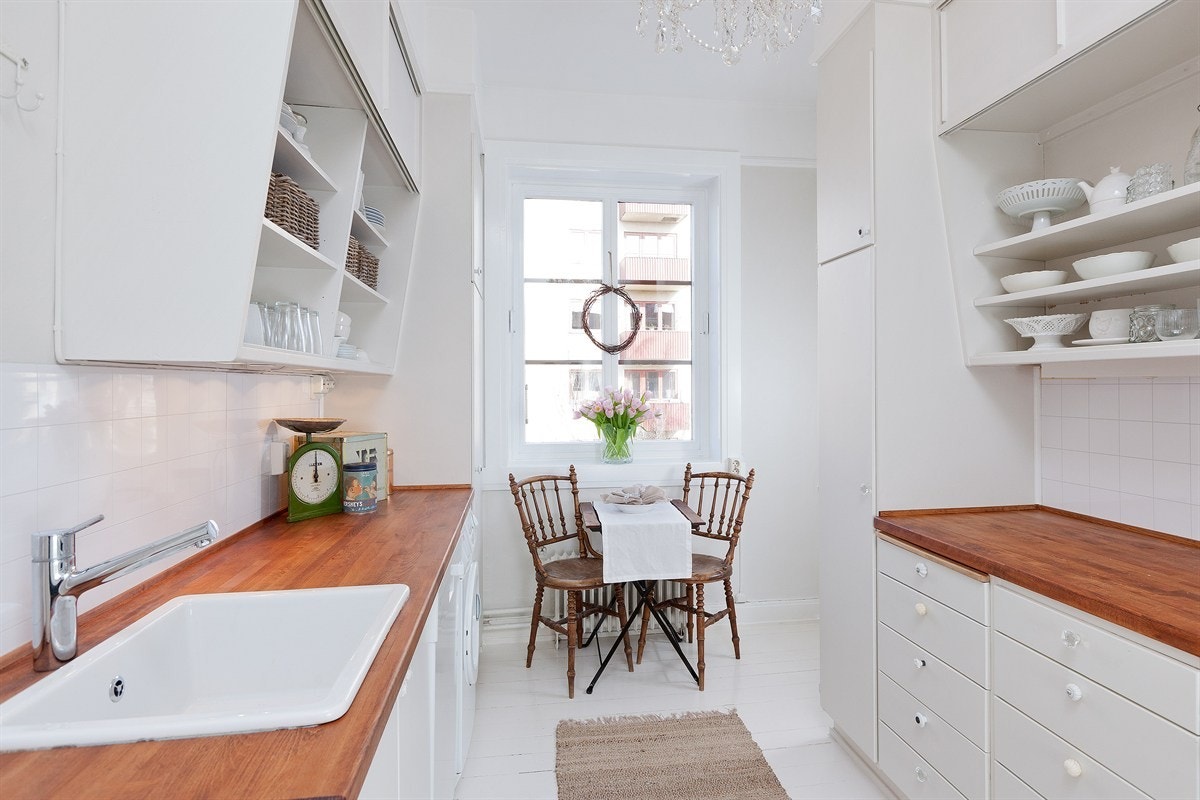 Velholdt kjøkkeninnredning med masse skap- og benkeplass - nye benkeplater i 2013 Galleribilde