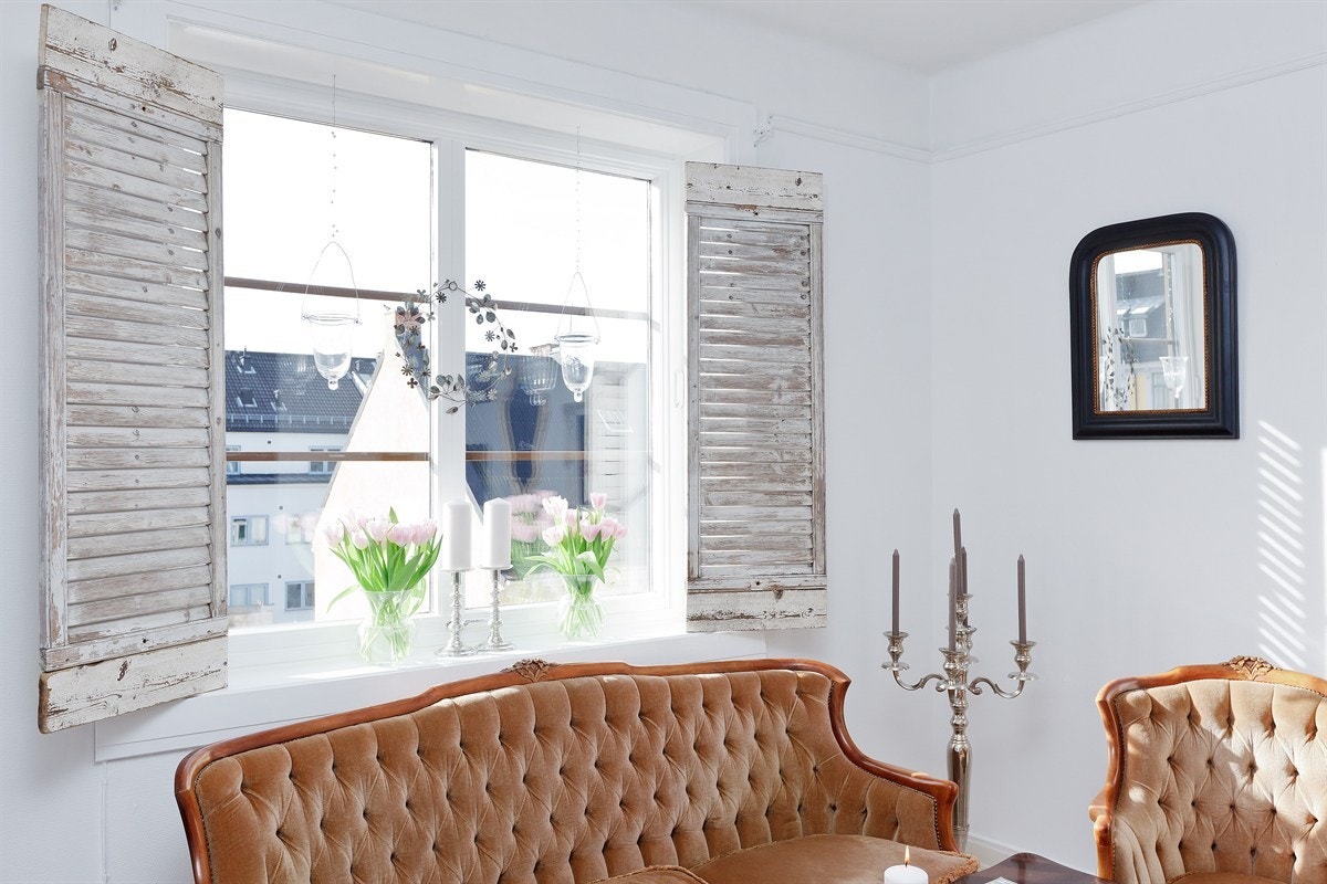 Stue - sofagruppe - hyggelig utsyn fra stort vindu Galleribilde