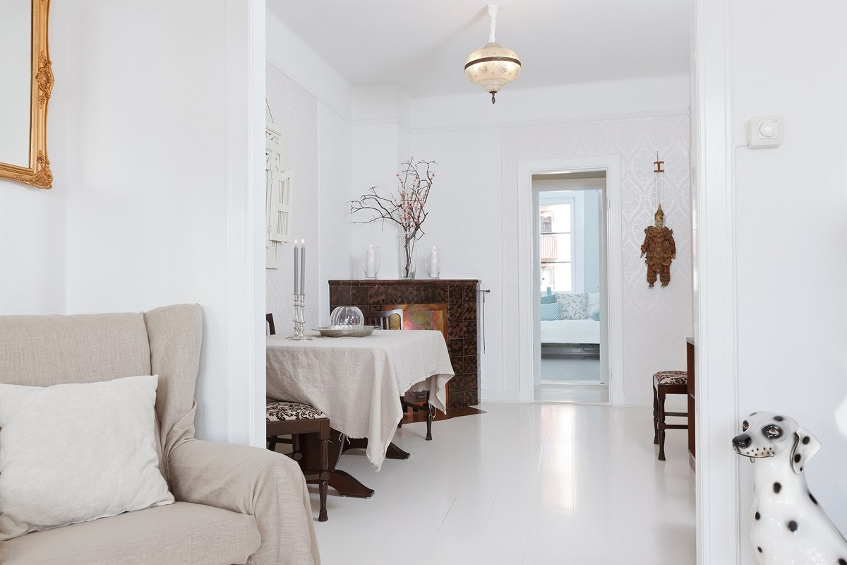 Spisestuen/mellomstue - god plass til stort spisesstuebord og stoler Galleribilde