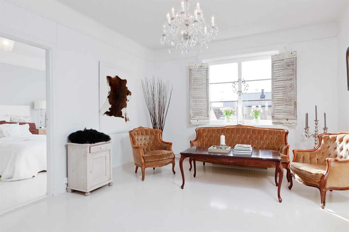 Stue med hvitmalte parkettgulv, alle vegger samt himling også nymalt i 2013 Galleribilde