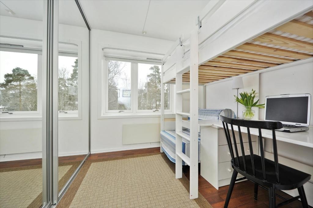 Soverom med skyvedørsgarderobe Galleribilde