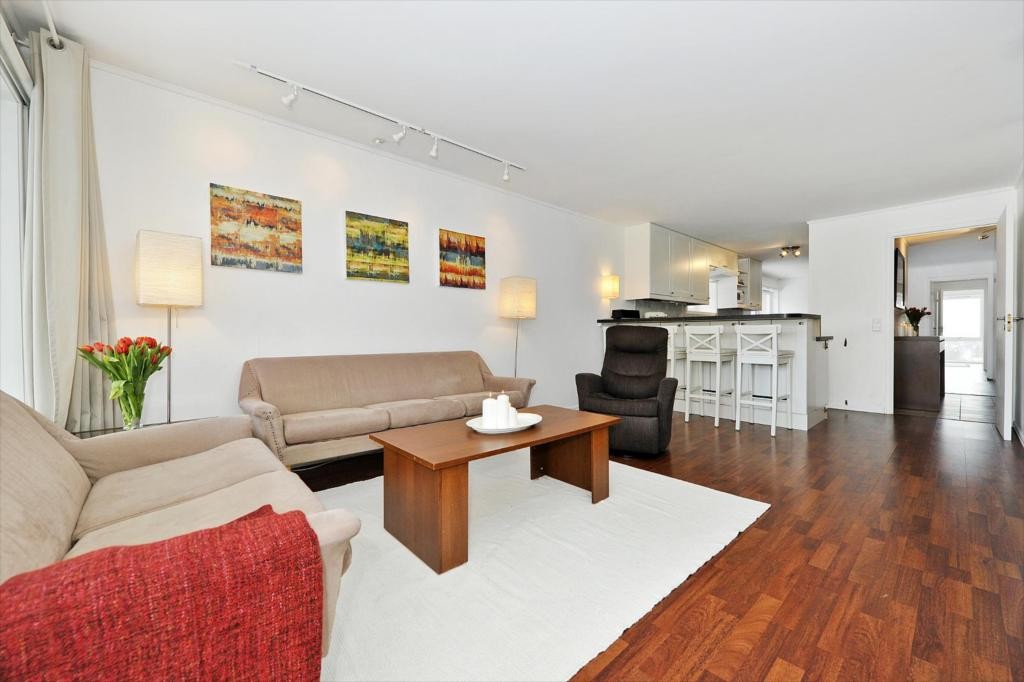 Gjennomgående endeleilighet - Åpen løsning mellom kjøkken og stue. Galleribilde