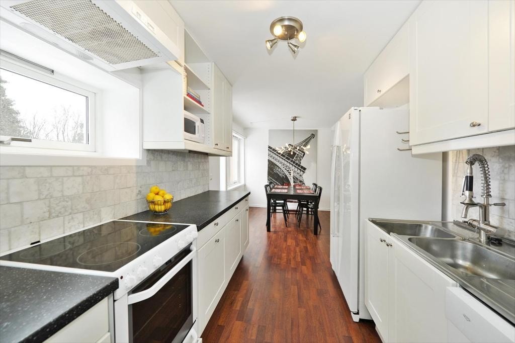 Godt med skap og benkeplas - Vindu med utsikt mot Holmenkollbakken. Galleribilde