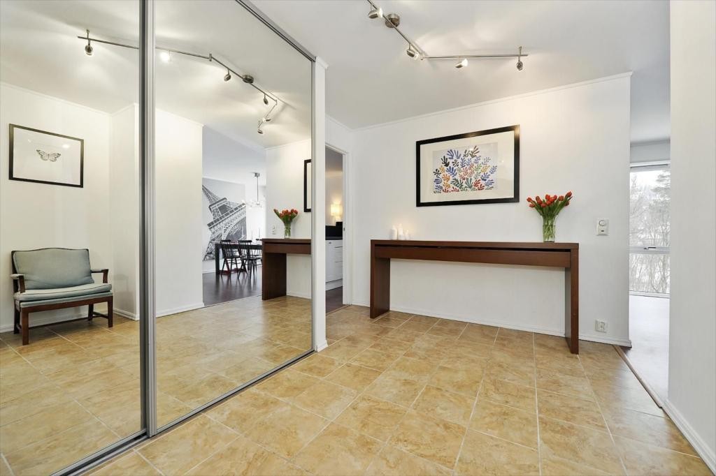 Entré med skyvedørsgarderobe og inngang til kott Galleribilde