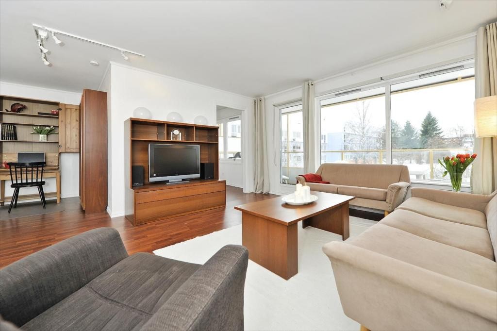 Lys og romslig stue med kontorkrok og utgang til balkong Galleribilde