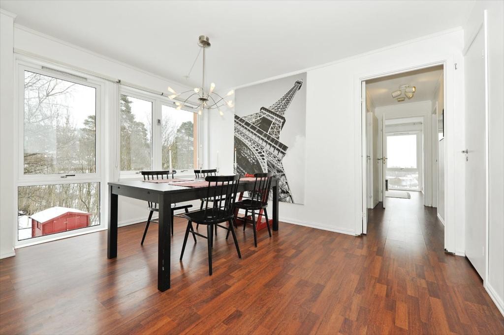 Store vindusflater mot barnehage fra spisestue Galleribilde