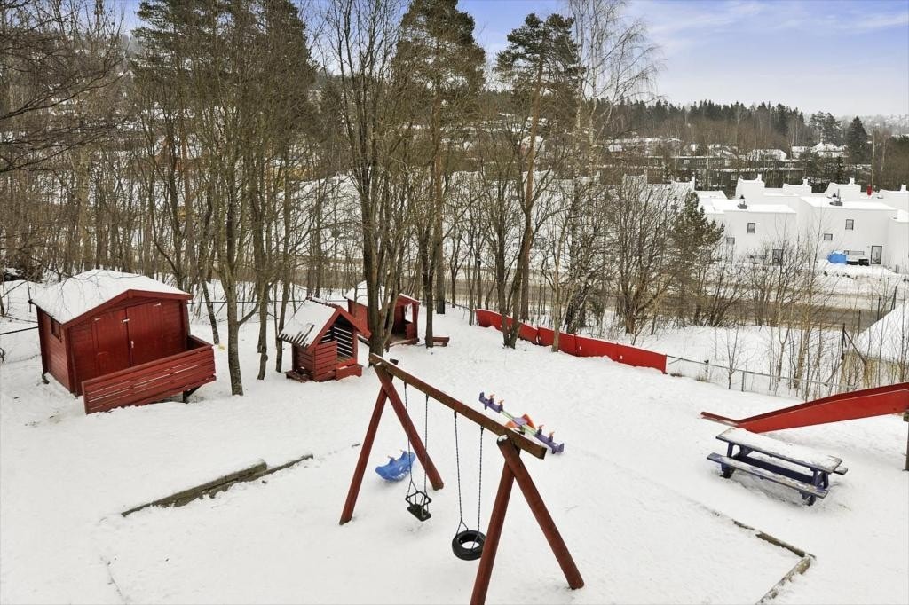 Hold et øye med barna fra vinduet Galleribilde