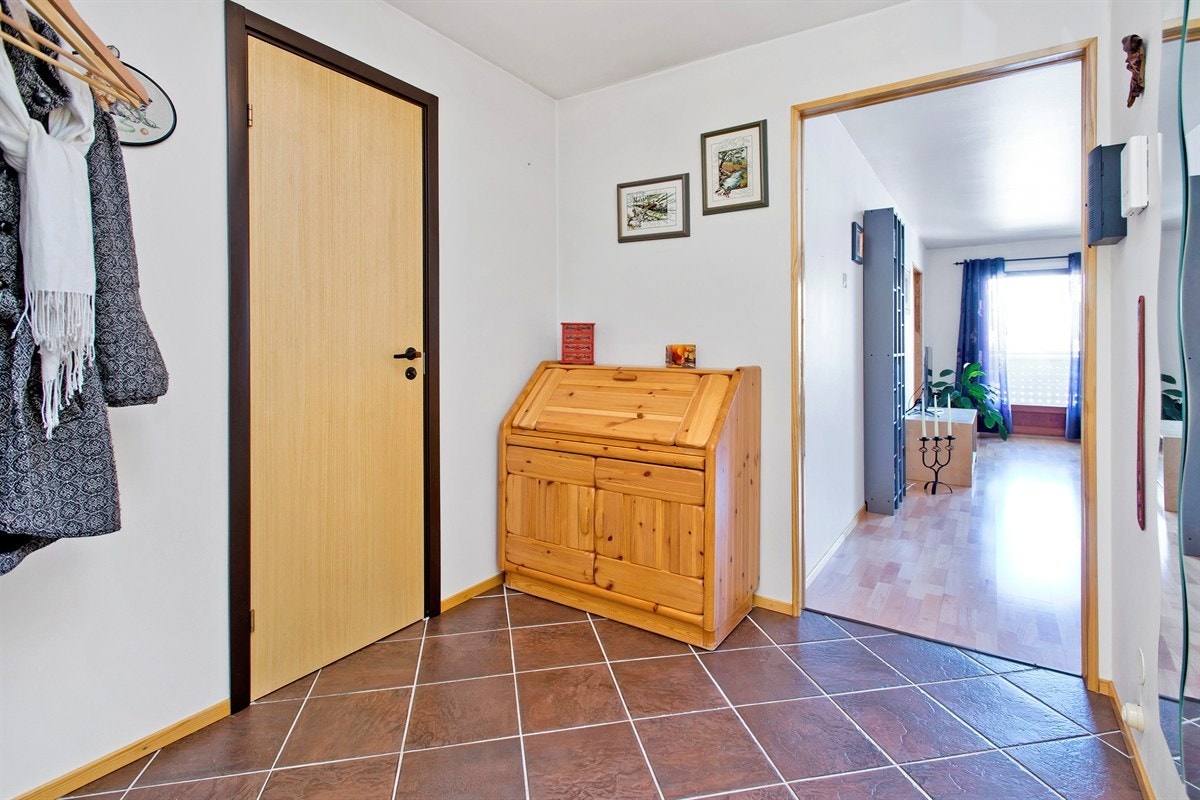 Hyggelig flislagt entré Galleribilde