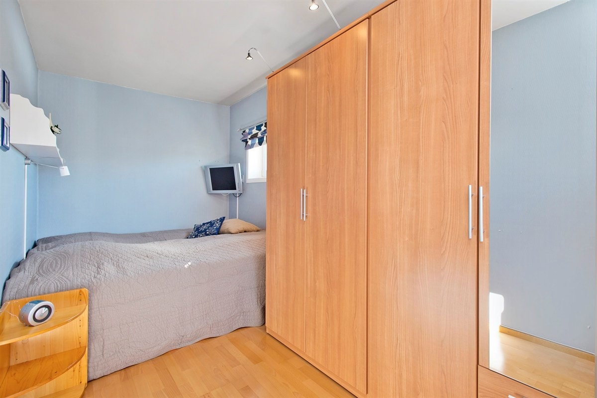 Stort soverom med ekstra vindu i gavelvegg Galleribilde