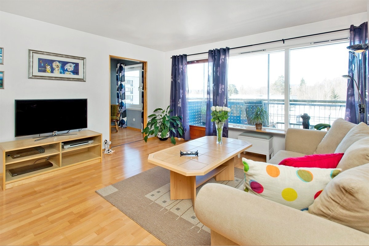 Lys og trivelig stue med store vindusflater Galleribilde