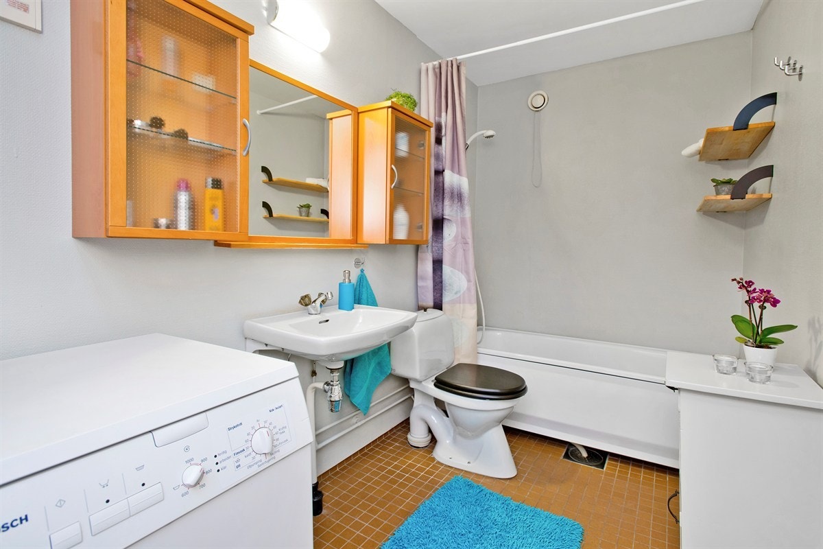 Romslig bad/wc/vaskerom med badekar. Galleribilde