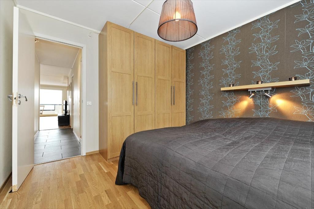 Soverom med garderobeskap Galleribilde