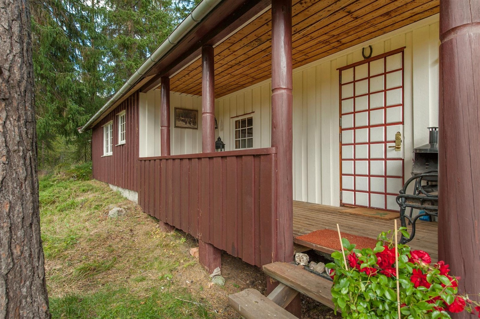 Overbygget terrasse i tilknytning til inngangspartiet. Galleribilde