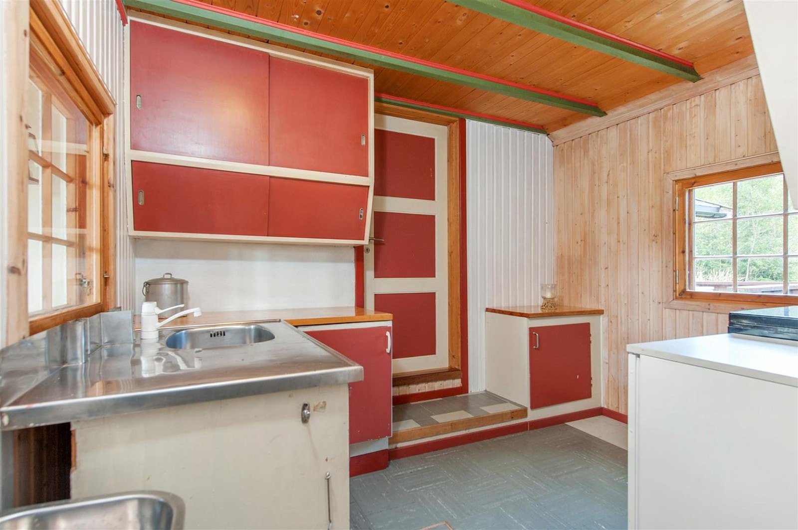 Kjøkken med malte, glatte fronter på innredningen. Galleribilde