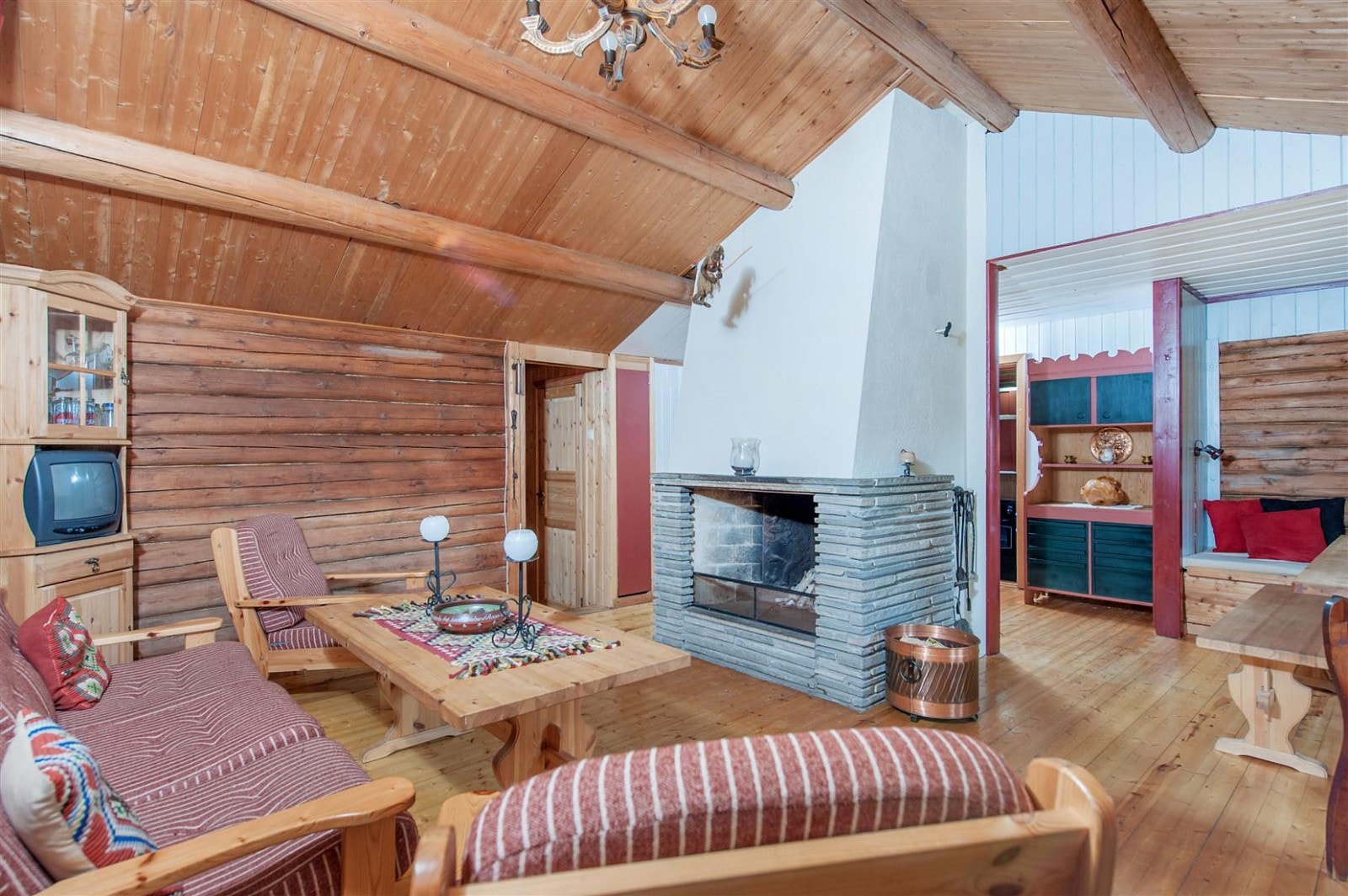 Flott åpen peis i stuen. Galleribilde