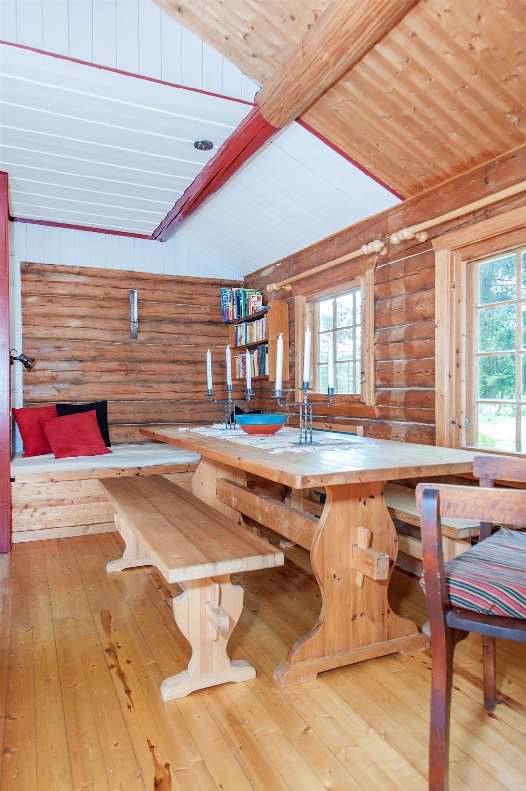 Koselig stue med god plass til sofagruppe og spisestue. Galleribilde