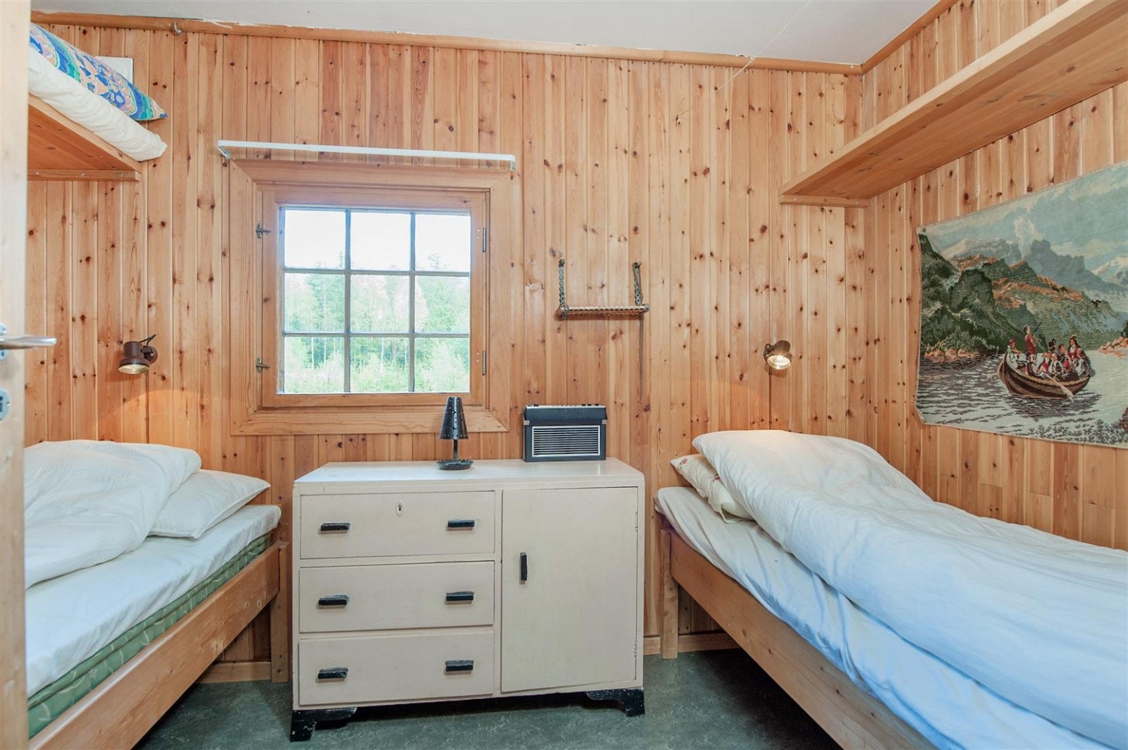 To soverom i hytta. Galleribilde