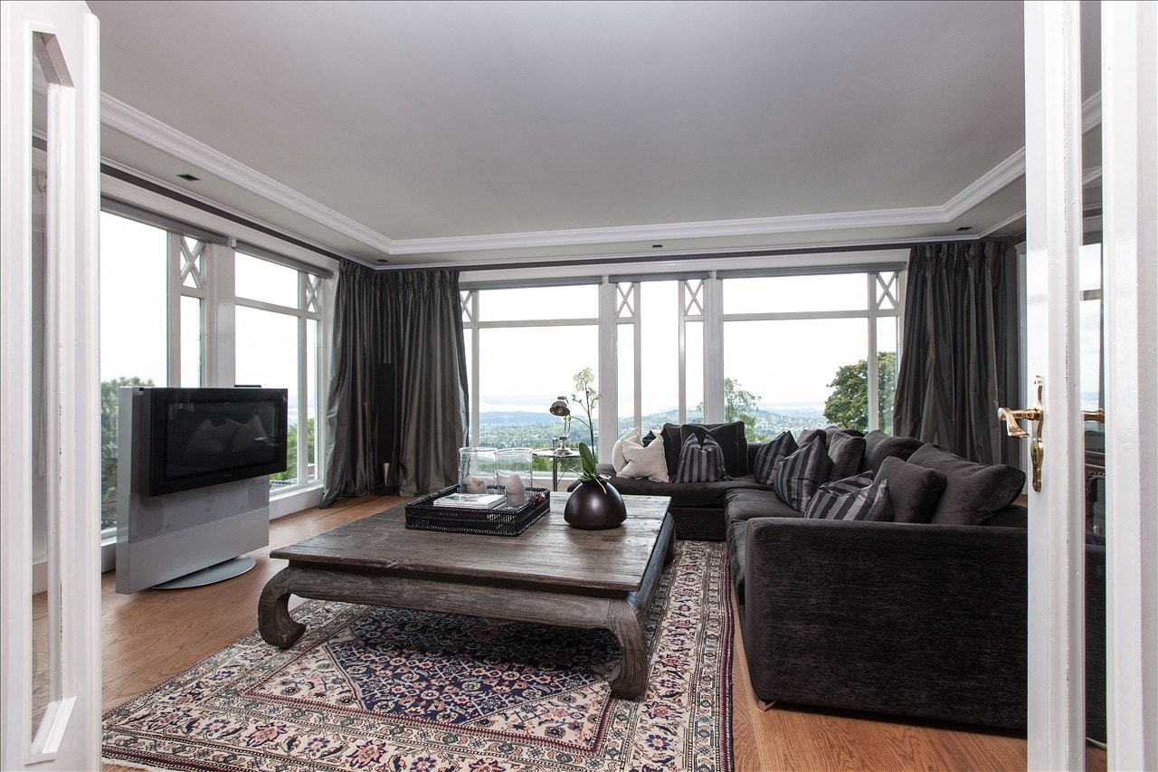 Stue med store vindusflater Galleribilde