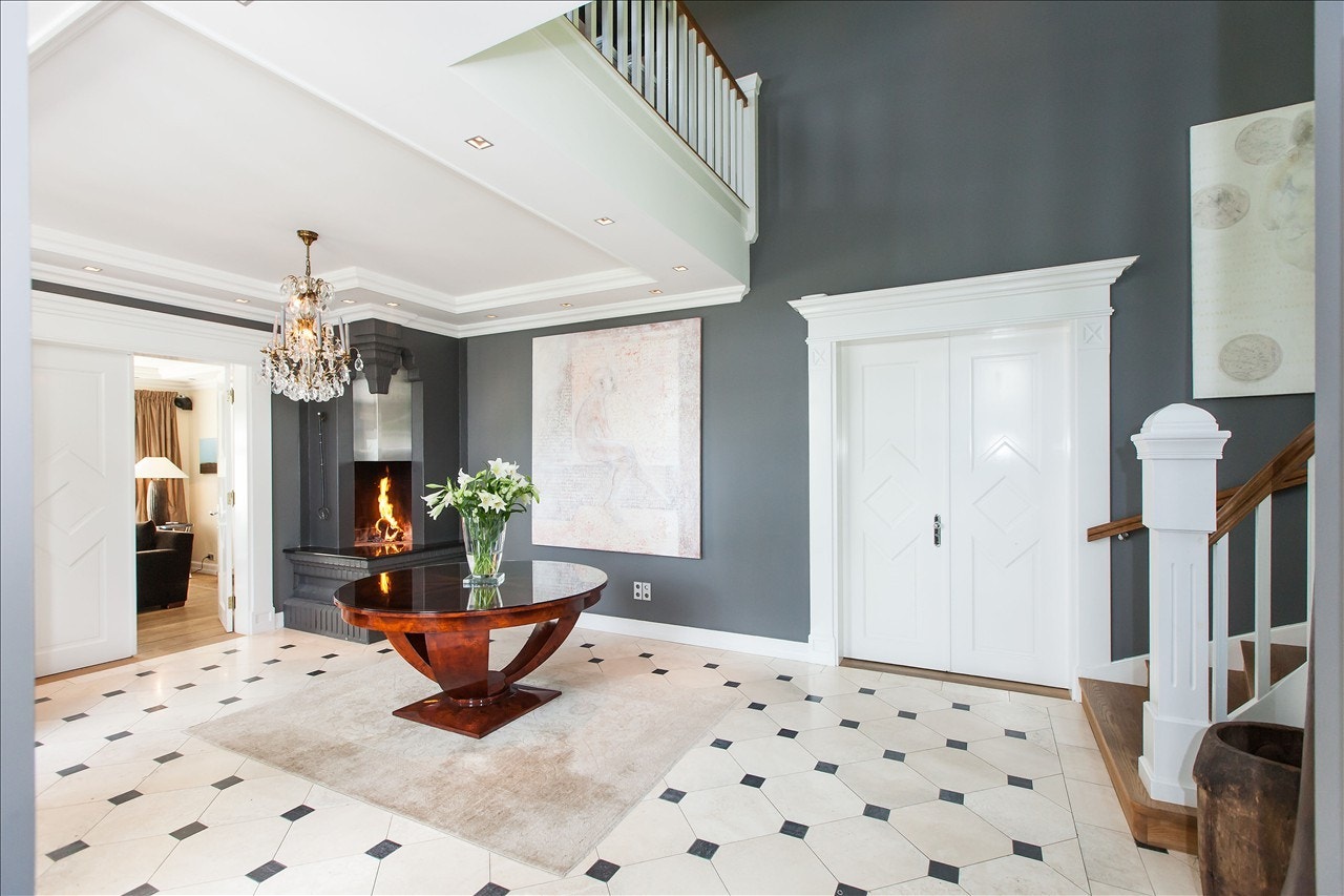 Hall med trapp til andre etasje Galleribilde