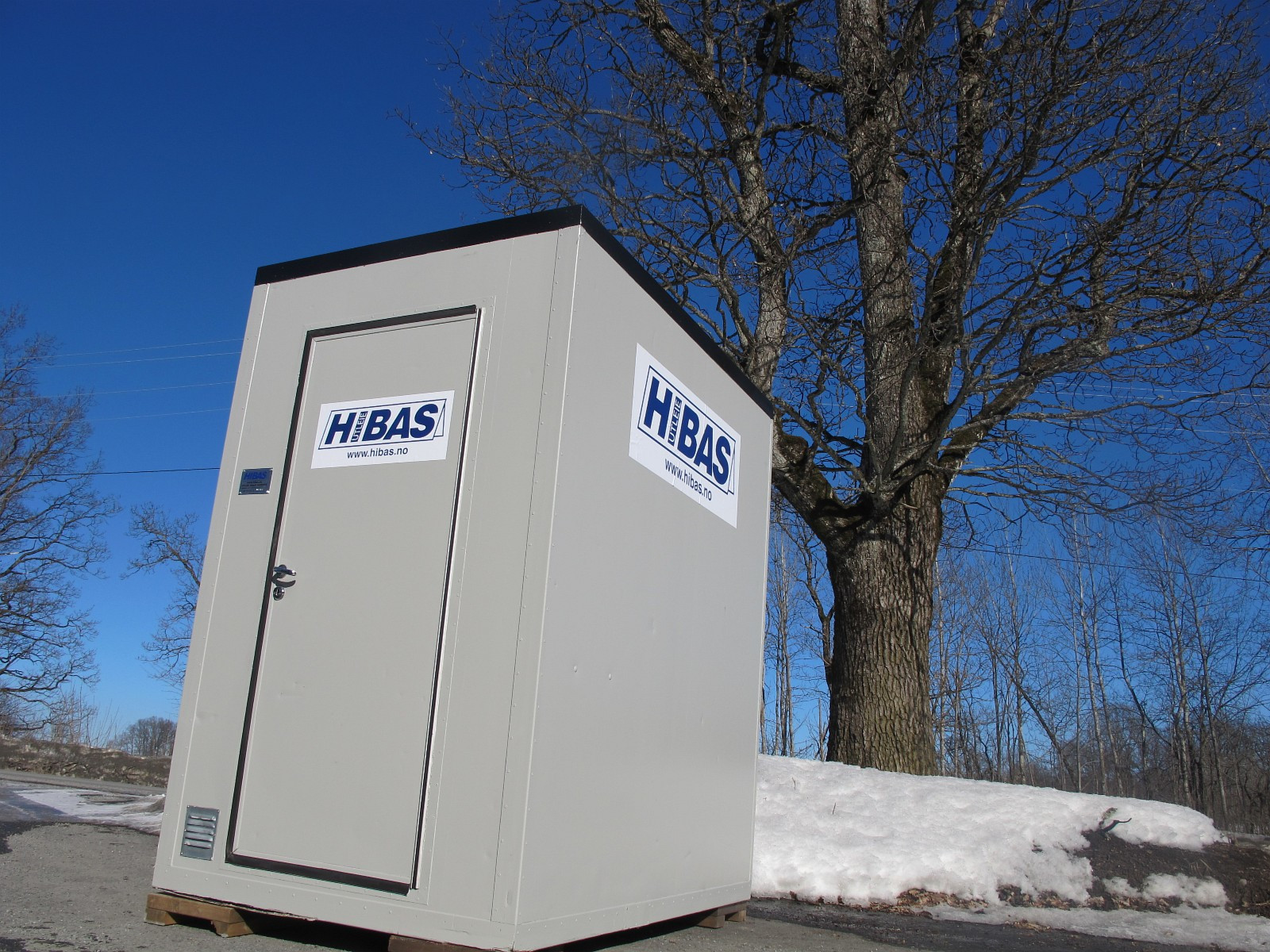 Finn – urinal hus med vaskeservant for tilkobling vvs.