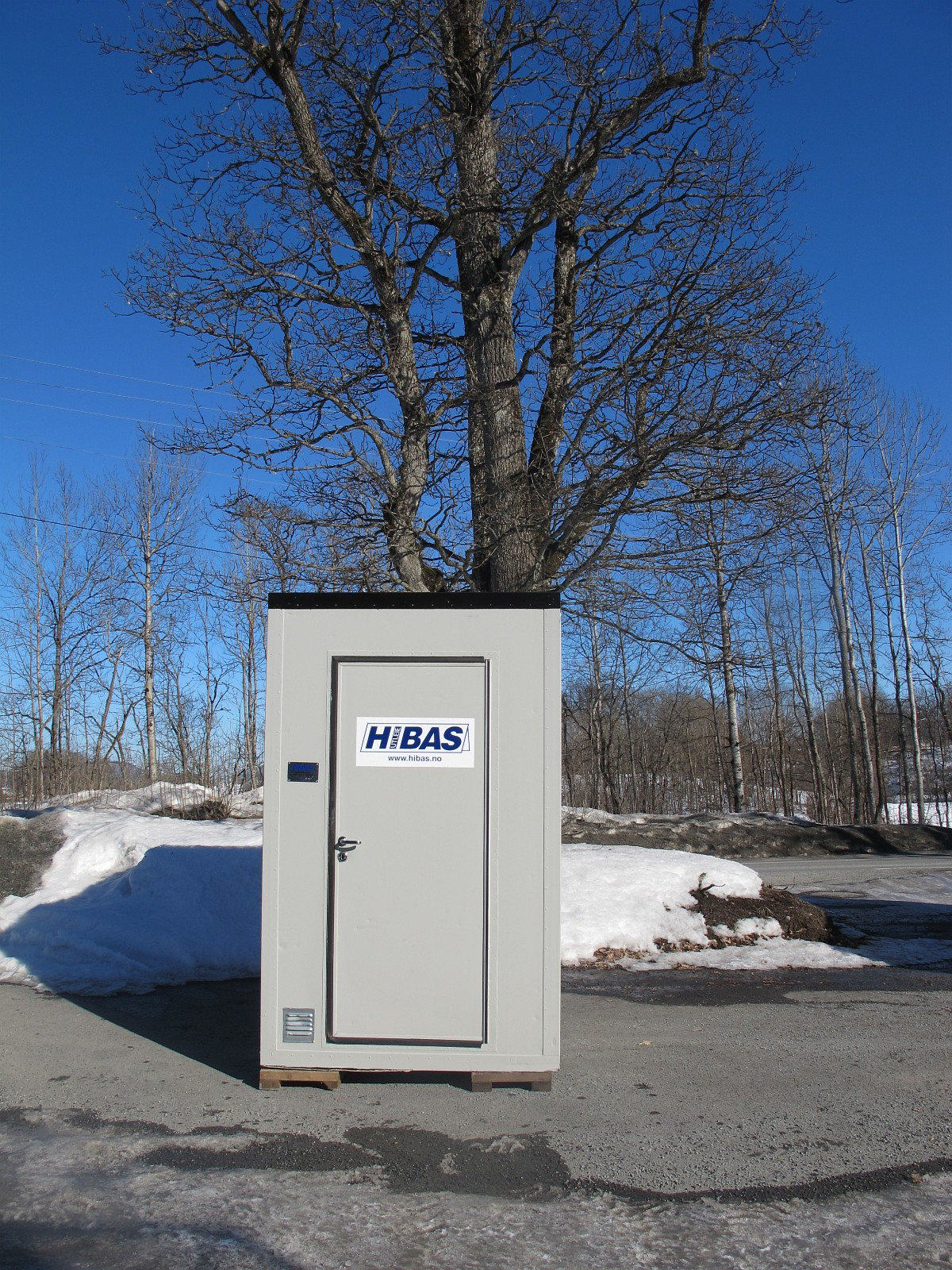 Finn – urinal hus med vaskeservant for tilkobling vvs.