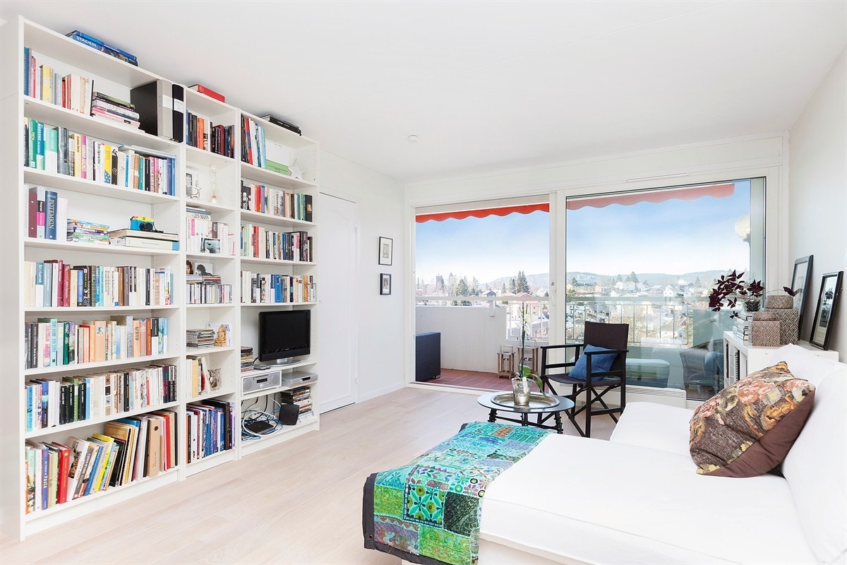 Lys og luftig stue med utgang til balkong med ettermiddagssol Galleribilde