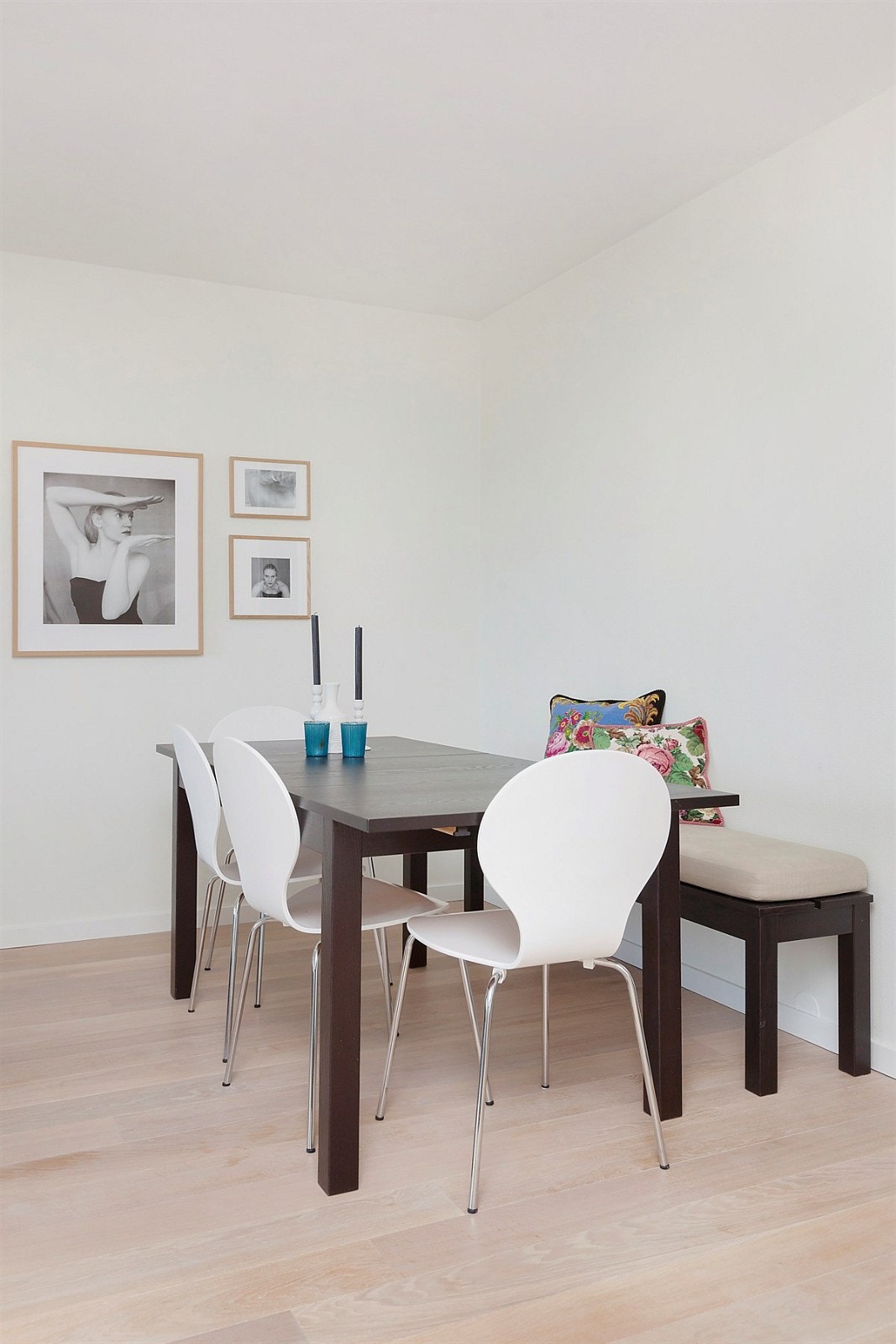 Spiseplass i tilknytning til kjøkkenet med plass til stort spisebord Galleribilde