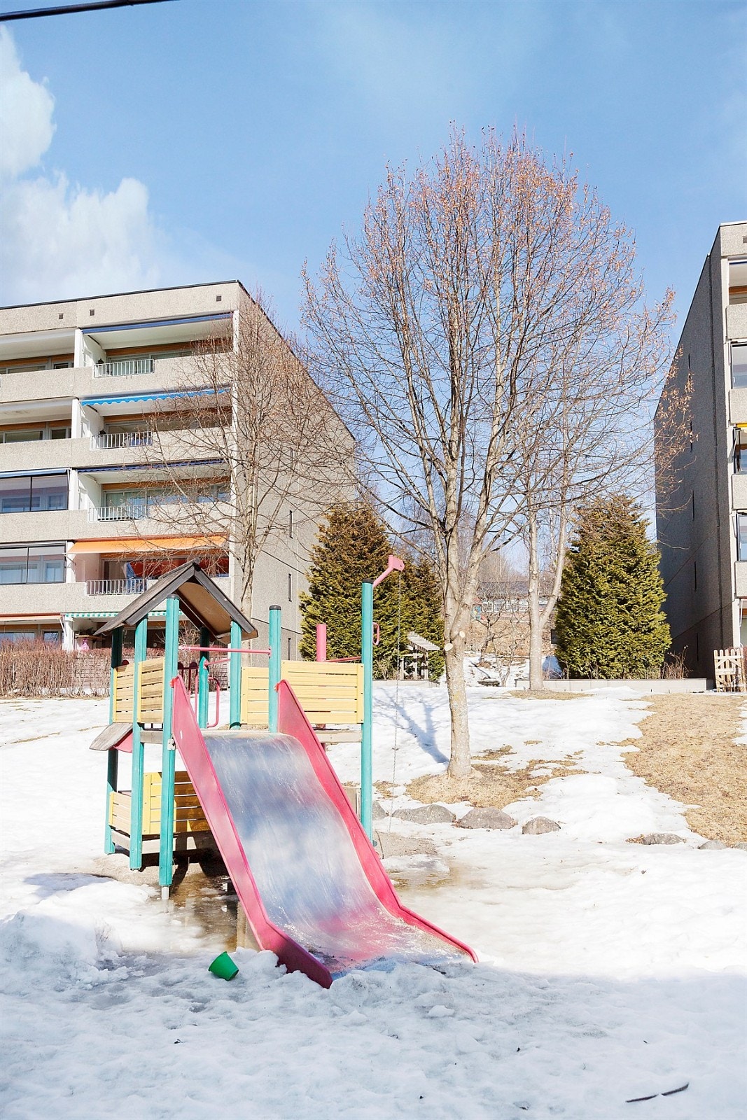 Store, flotte grøntområder mellom bygningene, med bl.a, lekeplasser og grillplass Galleribilde